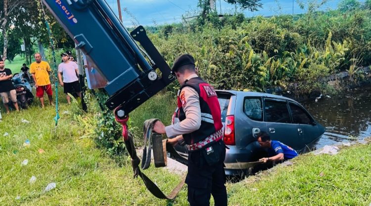 Personel Subdit Gasum Ditsamapta Polda Kalimantan Tengah (Kalteng) mendatangi TKP dan membantu evakuasi mobil tersebut. Senin (2/6/2025) Sore.