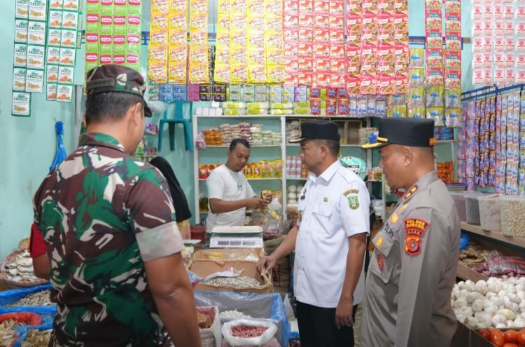 Pj Wali Kota Sabang Andri Nourman melakukan inspeksi mendadak (Sidak) ke pasar induk Kota Sabang. Dipastikan harga kebutuhan pokok stabil dan stok terjaga. Peninjauan tersebut turut hadir Kapolres Sabang AKBP Sukoco, Dandim 0112/Sabang Letkol Kav Edi Purwanto, kepala BPS dan plt.ka.Dinas Perindagkop dan UKM Kota Sabang Fakhri Kamal beserta jajaran.