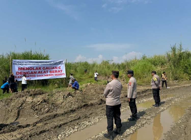 Aktivitas penambangan galian C dengan menggunakan alat berat di Desa Lamuk, Kabupaten Purbalingga, memicu polemik di tengah masyarakat. Sejumlah warga dan Badan Permusyawaratan Desa (BPD) menyuarakan kekhawatiran atas dampak lingkungan dan sosial yang ditimbulkan.