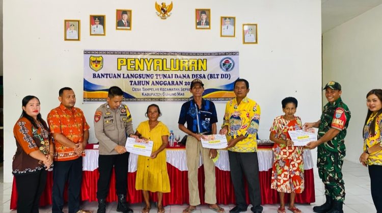 Babinsa Koramil 1016-03/Sepang Kodim 1016 Palangka Raya Sertu Arianto melaksanakan pendampingan Penyaluran Bantuan Langsung Tunai Dana Desa (BLT- DD) Tahun Anggaran 2025, dilaksanakan di Kantor Desa Tampelas, Kecamatan Sepang, Kabupaten Gunung Mas, Rabu (04/06/2025).