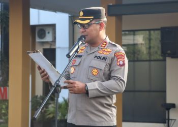 Wakapolresta Palangka Raya, Polda Kalteng, AKBP Moch. Isharyadi Fitriawan, S.I.K., M.M. saat memimpin apel pagi yang dilaksanakan oleh kesatuannya, Selasa (10/6/2025) pagi.