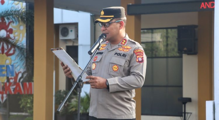 Wakapolresta Palangka Raya, Polda Kalteng, AKBP Moch. Isharyadi Fitriawan, S.I.K., M.M. saat memimpin apel pagi yang dilaksanakan oleh kesatuannya, Selasa (10/6/2025) pagi.