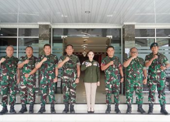 Komandan Korem (Danrem) 102/Pjg Brigjen TNI Wimoko S.E., M.Si di dampingi Kepala Staf Korem (Kasrem) para Kasi Korem 102/Pjg dan Danyonif 631/Atg menerima kunjungan dari Tim Komisi I DPR RI Andina Theresia Narang, B. COMM., Kegiatan berlangsung di ruang kerja Komandan Korem, Rabu (11/6/25).