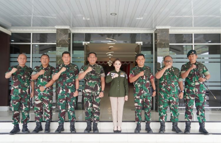Komandan Korem (Danrem) 102/Pjg Brigjen TNI Wimoko S.E., M.Si di dampingi Kepala Staf Korem (Kasrem) para Kasi Korem 102/Pjg dan Danyonif 631/Atg menerima kunjungan dari Tim Komisi I DPR RI Andina Theresia Narang, B. COMM., Kegiatan berlangsung di ruang kerja Komandan Korem, Rabu (11/6/25).