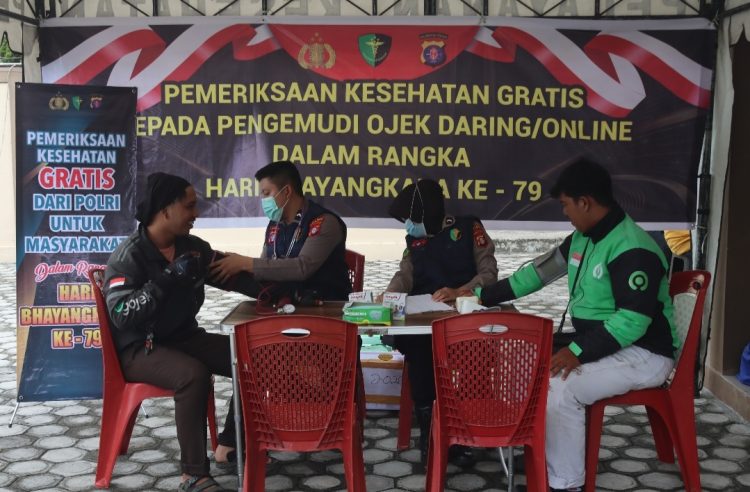 Bidang Dokteran dan Kesehatan (Biddokkes) Polda Kalimantan Tengah (Kalteng) menggelar bakti kesehatan dengan memberikan layanan pemeriksaan kesehatan (Rikkes) gratis bagi para pengemudi ojek online (Ojol) di wilayah Kalteng.