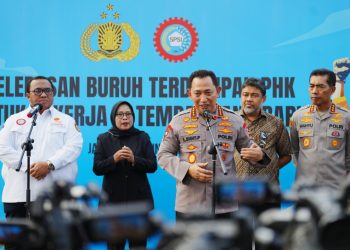 Kapolri Jenderal Listyo Sigit Prabowo melepas 700 buruh terdampak Pemutusan Hubungan Kerja (PHK) untuk bekerja di tempat yang baru. Kegiatan tersebut dilaksanakan di Gedung Rupattama, Mabes Polri, Jakarta Selatan, Kamis (12/6/2025).
