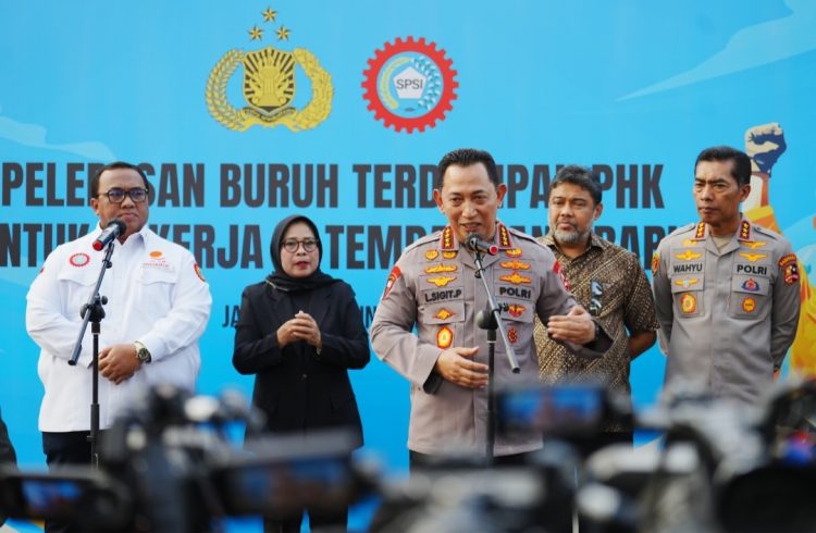Kapolri Jenderal Listyo Sigit Prabowo melepas 700 buruh terdampak Pemutusan Hubungan Kerja (PHK) untuk bekerja di tempat yang baru. Kegiatan tersebut dilaksanakan di Gedung Rupattama, Mabes Polri, Jakarta Selatan, Kamis (12/6/2025).