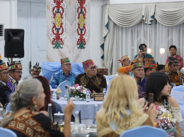 Kepala Bidang Hubungan Masyarakat (Kabidhumas) Polda Kalimantan Tengah (Kalteng), Kombes Pol Erlan Munaji, mewakili Kapolda Irjen Pol Iwan Kurniawan, menghadiri kegiatan silaturahmi dan ramah tamah yang diselenggarakan oleh Gubernur Kalteng, H. Agustiar Sabran, bersama delegasi dari Turki. Minggu 15/6/2025.