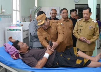 Wali Kota dan Wakil Wali Kota Sabang didampingi Sekretaris Daerah Andri Nourman dan Direktur RSUD dr. Cut Meutia Aisywani, melakukan peninjauan ke bagian registrasi sekaligus mengunjungi beberapa ruang rawat inap di RSUD, Senin (16/6/25).
