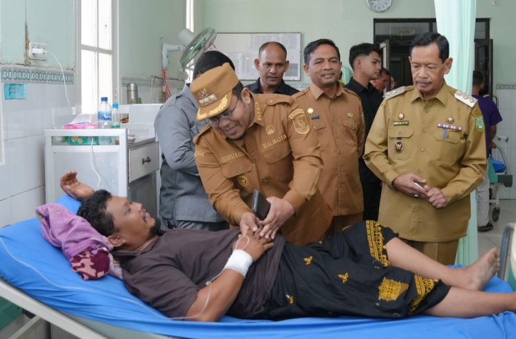 Wali Kota dan Wakil Wali Kota Sabang didampingi Sekretaris Daerah Andri Nourman dan Direktur RSUD dr. Cut Meutia Aisywani, melakukan peninjauan ke bagian registrasi sekaligus mengunjungi beberapa ruang rawat inap di RSUD, Senin (16/6/25).