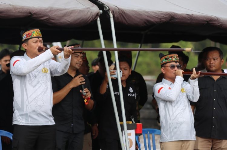 Lomba menembak dan sipet mewarnai rangkaian Hari Bhayangkara ke-79 yang digelar Polda Kalimantan Tengah (Kalteng), di Lapangan Tembak Multifungsi Wira Pratama, Jl. Tjilik Riwut Km.21, Kota Palangka Raya, Selasa (17/6/2025).