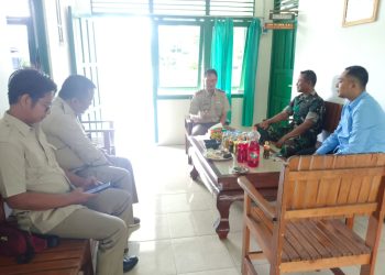 Komandan Koramil 1016-06/Kurun Kodim 1016/Plk Kapten Inf Juni Wijaya menerima kunjungan kerja Kepala Kantor Pertanahan Kabupaten Gunung Mas Halilintar bersama stafnya di Markas Koramil 1016-06/Kurun, Selasa, 16 Juni 2025.