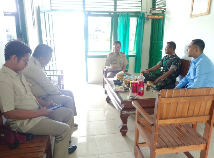 Komandan Koramil 1016-06/Kurun Kodim 1016/Plk Kapten Inf Juni Wijaya menerima kunjungan kerja Kepala Kantor Pertanahan Kabupaten Gunung Mas Halilintar bersama stafnya di Markas Koramil 1016-06/Kurun, Selasa, 16 Juni 2025.
