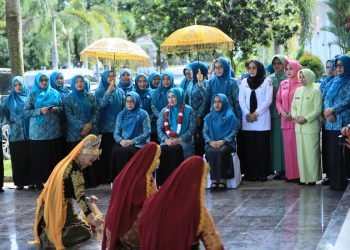 Kedatangan Ketua TP-PKK Aceh disambut dengan tarian tradisional Ranup Lampuan dan prosesi peusijuek yang dilakukan oleh Ny. Cut Inda Ratna Safriati TR. Keumangan kepada Ny. Marlina Muzakir sebagai simbol penyambutan atas kunjungannya di Nagan Raya.