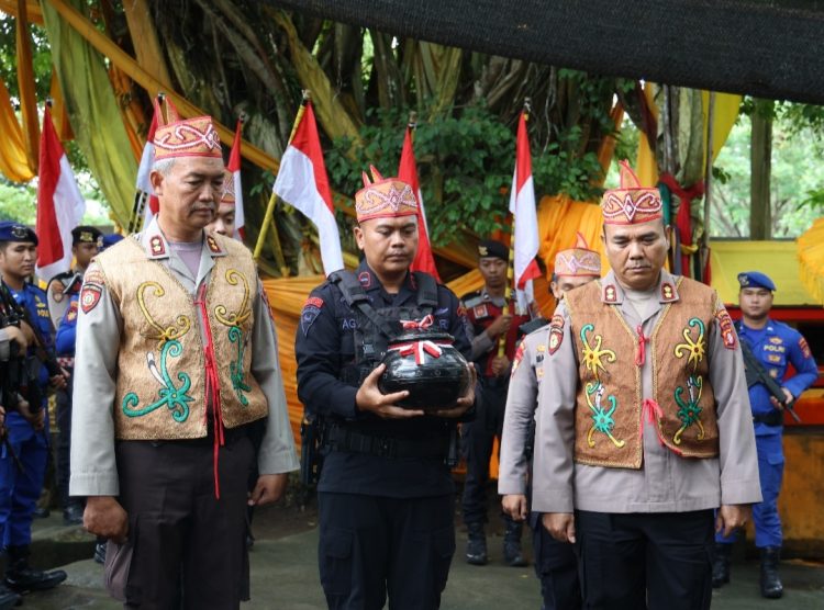 Polda Kalimantan Tengah (Kalteng) melaksanakan tradisi pengambilan air suci, yang berlangsung di Telaga Bawin Kameluh, Kecamatan Bukit Batu, Kabupaten Katingan, Kamis (19/6/2025) sore.