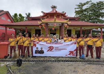 Bakti Religi Hari Bhayangkara dengan bergotong royong membersihkan area pekarangan Vihara Avalokitesvara Buddhayana, Jalan Tjilik Riwut Km. 9, Kota Palangka Raya, Kalimantan Tengah, Jumat (20/6/2025) pagi.