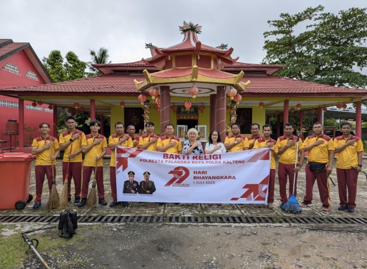 Bakti Religi Hari Bhayangkara dengan bergotong royong membersihkan area pekarangan Vihara Avalokitesvara Buddhayana, Jalan Tjilik Riwut Km. 9, Kota Palangka Raya, Kalimantan Tengah, Jumat (20/6/2025) pagi.