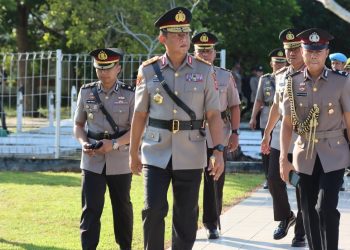 Upacara ziarah dan tabur bunga tersebut, dipimpin langsung oleh Kapolda Kalteng Irjen Pol Iwan Kurniawan, selaku Inspektur upacara (Irup) dan dihadiri Ketua Bhayangkari Daerah Kalteng Ny. Maya Iwan Kurniawan, Wakapolda Brigjen Pol Dr. Rakhmad Setyadi, pejabat utama Polda serta personel, dan pengurus Bhayangkari Daerah Kalteng.
