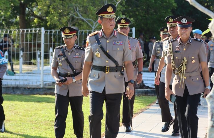 Upacara ziarah dan tabur bunga tersebut, dipimpin langsung oleh Kapolda Kalteng Irjen Pol Iwan Kurniawan, selaku Inspektur upacara (Irup) dan dihadiri Ketua Bhayangkari Daerah Kalteng Ny. Maya Iwan Kurniawan, Wakapolda Brigjen Pol Dr. Rakhmad Setyadi, pejabat utama Polda serta personel, dan pengurus Bhayangkari Daerah Kalteng.