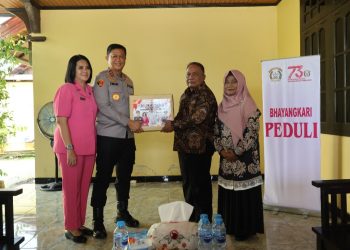 Polda Kalimantan Tengah (Kalteng) menggelar kegiatan anjangsana ke sejumlah kediaman Purnawirawan Polri, Warakawuri, serta Panti Asuhan yang berada di wilayah Kota Palangka Raya, Senin (23/6/2025).
