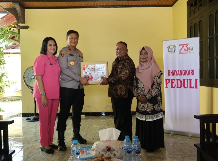 Polda Kalimantan Tengah (Kalteng) menggelar kegiatan anjangsana ke sejumlah kediaman Purnawirawan Polri, Warakawuri, serta Panti Asuhan yang berada di wilayah Kota Palangka Raya, Senin (23/6/2025).