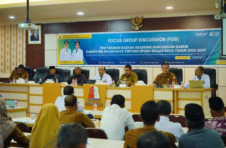 FGD tersebut dibuka secara resmi oleh Bupati Nagan Raya, Dr. Teuku Raja Keumangan, S.H., M.H., yang diwakili oleh Kepala Bappeda, Rahmattullah, S.STP., M.Si. yang berlangsung di Aula Bappeda, Kompleks Perkantoran Suka Makmue, Senin (23/6/2025).