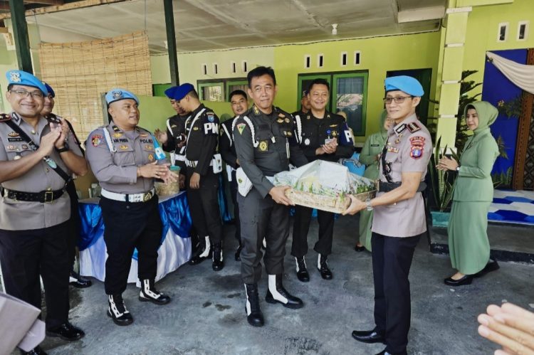 Kabidpropam Polda Kalimantan Tengah (Kalteng) Kombes Pol Nugroho Agus Setiawan, mewakili Kapolda Irjen Pol Iwan Kurniawan, melaksanakan kunjungan silaturahmi sekaligus menyampaikan ucapan selamat ulang tahun ke-79 kepada jajaran Polisi Militer Angkatan Darat (POMAD).