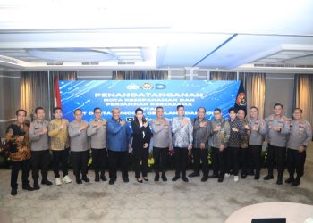 Pendandatanganan dilakukan antara Kadivhumas Polri Irjen. Pol. Dr. Sandi Nugroho dan Direktur Utama PT Digital Unggul Gemilang, Vini Septiana.