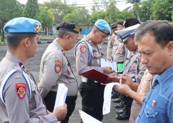 Pengawasan personel (waspers) dilakukan oleh Seksi Profesi dan Pengamanan (Sipropam) Kepolisian Resor Kota (Polresta) Palangka Raya, Polda Kalteng saat pelaksanaan apel pagi rutin pada kesatuannya, Selasa (24/6/2025) pagi.
