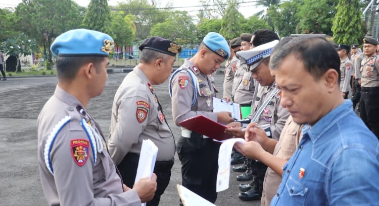 Pengawasan personel (waspers) dilakukan oleh Seksi Profesi dan Pengamanan (Sipropam) Kepolisian Resor Kota (Polresta) Palangka Raya, Polda Kalteng saat pelaksanaan apel pagi rutin pada kesatuannya, Selasa (24/6/2025) pagi.
