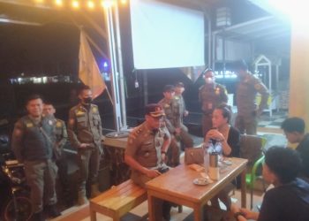 Kanit Satuan Polisi Pamong Praja ( Satpol PP ),Kecamatan Jonggol Dadang berdialog bersama Pemilik Usaha dalam Razia Cipta Kondisi.(Foto. Dok: RH/Mitrapolri.com)