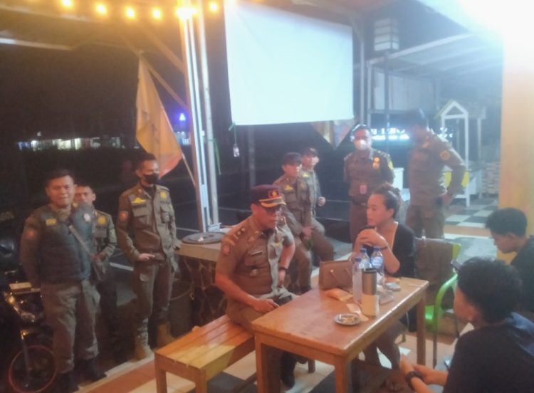 Kanit Satuan Polisi Pamong Praja ( Satpol PP ),Kecamatan Jonggol Dadang berdialog bersama Pemilik Usaha dalam Razia Cipta Kondisi.(Foto. Dok: RH/Mitrapolri.com)