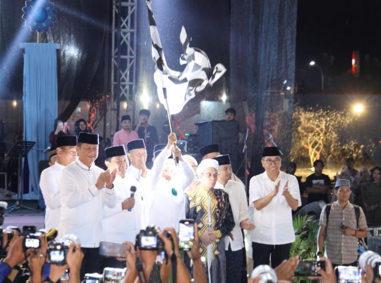 Kegiatan pawai obor ini, dilepas langsung oleh Gubernur Kalimantan Tengah, H. Agustiar Sabran, didampingi Kapolda Irjen Pol Iwan Kurniawan dan sejumlah forkopimda lainnya.