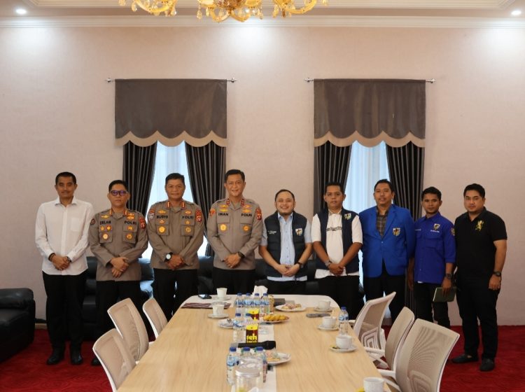 Kapolda Kalimantan Tengah (Kalteng), Irjen Pol Iwan Kurniawan, menerima kunjungan audiensi dari Ketua Komite Nasional Pemuda Indonesia (KNPI) Prov. Kalteng, M.Alfian Mawardi di Rumah Jabatan Kapolda, Senin (30/6/2025).
