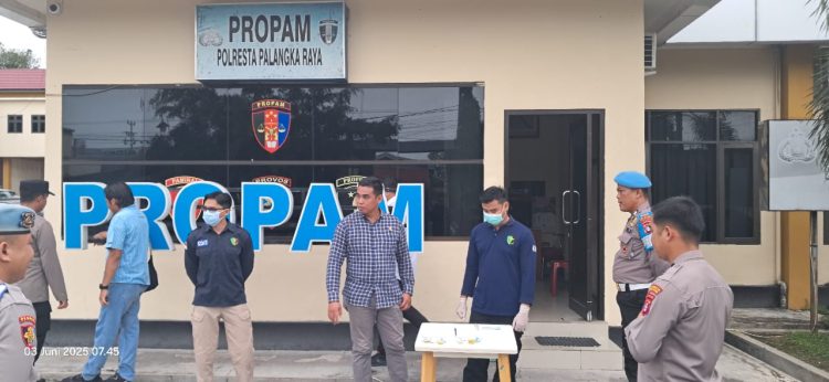 Polresta Palangka Raya terus menunjukkan komitmennya dalam memberantas penyalahgunaan narkoba di lingkungan internal dengan melaksanakan tes urine mendadak terhadap personel yang baru selesai menjalani penghadapan di kesatuannya.