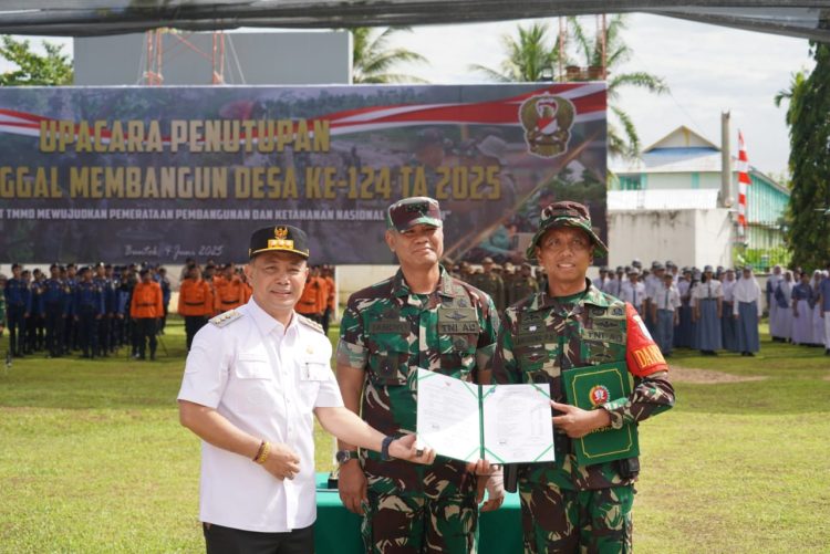 Program TNI Manunggal Membangun Desa (TMMD) Reguler ke-124 dengan tema "Dengan Semangat TMMD Mewujudkan Pemerataan Pembangunan Dan Ketahanan Nasiaonal di Wilayah" resmi ditutup hari ini dalam sebuah upacara yang digelar di Halaman Kantor Bupati Barito Selatan, Jalan Pelita Raya, Kelurahan Buntok Kota, Kecamatan Dusum Selatan, Kabupaten Barito Selatan, di tutup oleh Wakasad Letjen TNI Tandyo Budi R. S.sos. Pada hari Rabu (04/06/25).