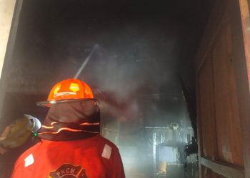 Personel Polresta Palangka Raya bergerak cepat merespons laporan kebakaran yang terjadi pada salah satu ruangan karaoke di Hotel Hawaii, Jalan Bubut, Kelurahan Bukit Tunggal, Kecamatan Jekan Raya, Senin dini hari (9/6/2025).