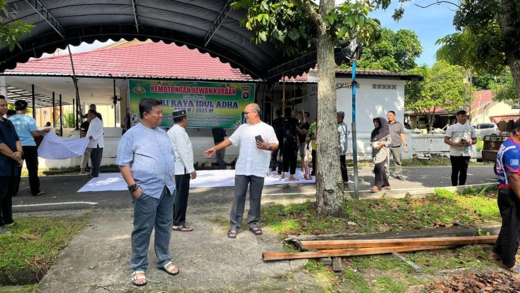 Polresta Palangka Raya menggelar kegiatan penyembelihan dan pendistribusian daging kurban di lingkungan Mako Polresta Palangka Raya, Jumat (6/6/2025).