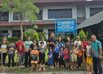 Wakil Ketua DPRD Simalungun dari partai Gerindra, Bonauli Rajagukguk menunjukkan kepedulian sosialnya dengan mengunjungi Panti Asuhan Elim HKBP yang berlokasi di Jalan Ahmad Yani, Kecamatan Siantar Timur, Kota Pematangsiantar (Jumat 06 Juni - 2025).