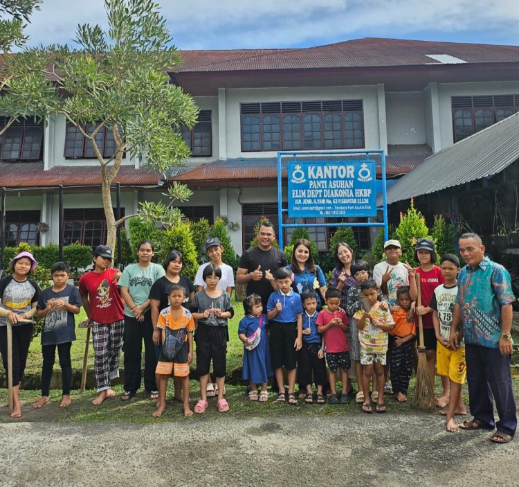 Wakil Ketua DPRD Simalungun dari partai Gerindra, Bonauli Rajagukguk menunjukkan kepedulian sosialnya dengan mengunjungi Panti Asuhan Elim HKBP yang berlokasi di Jalan Ahmad Yani, Kecamatan Siantar Timur, Kota Pematangsiantar (Jumat 06 Juni - 2025).