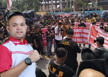 Ketua DPP Elang Tiga Hambalang Riau, Pebriyan Winaldi dan ribuan masyarakat dan mahasiswa juga ikut melakukan aksi unjuk rasa bersama Laskar Melayu Bersatu (LMB) Nusantara di depan kantor Gubernur Riau