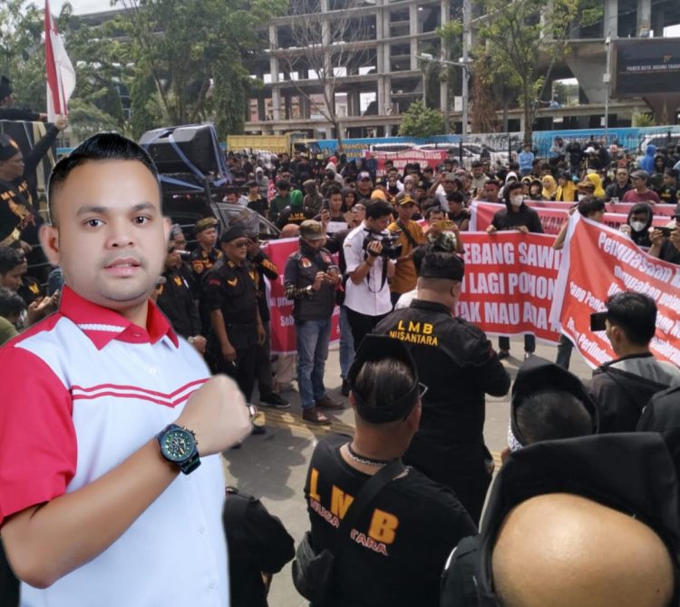 Ketua DPP Elang Tiga Hambalang Riau, Pebriyan Winaldi dan ribuan masyarakat dan mahasiswa juga ikut melakukan aksi unjuk rasa bersama Laskar Melayu Bersatu (LMB) Nusantara di depan kantor Gubernur Riau