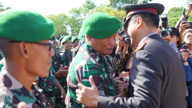 Kasdim 1016/Palangka Raya Letkol Arm Khazanatul Israr, S.Pd., M.M., menghadiri upacara peringatan Hari Ulang Tahun (HUT) Bhayangkara ke-79 yang digelar di Kantor Gubernur Jalan RTA Milono no.1 Kelurahan Menteng, Kecamatan Jekan Raya, Kota Palangka Raya, Kalimantan Tengah. Selasa (1/7/25).