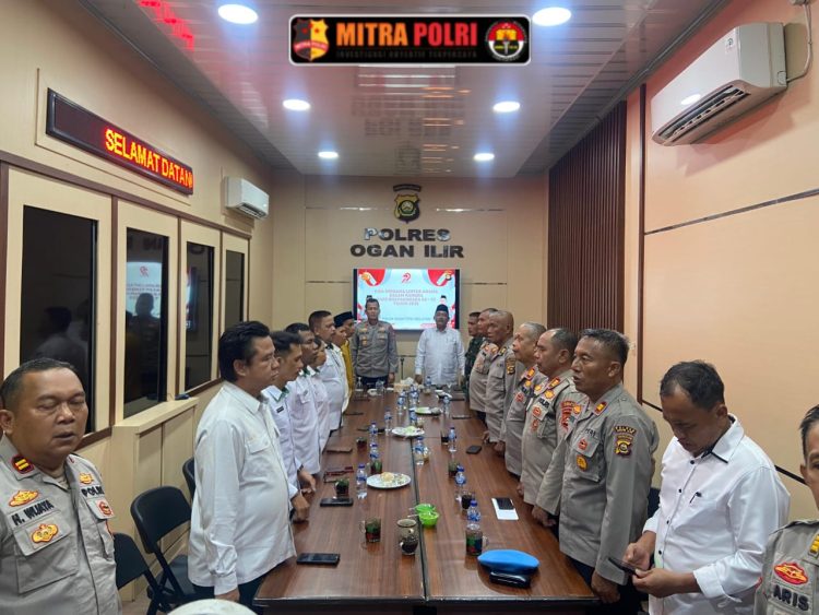 Polres Ogan Ilir menggelar kegiatan Doa Bersama Lintas Agama pada Senin (30/6) pukul 16.00 WIB di Mapolres Ogan Ilir. Kegiatan ini berlangsung secara khidmat dan diikuti oleh unsur Forkopimda, tokoh agama (Toga), tokoh masyarakat (Tomas), serta perwakilan berbagai agama di Kabupaten Ogan Ilir.