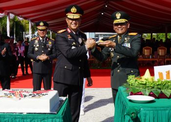 Polda Kalteng menerima hadiah tak terduga berupa nasi tumpeng dan kue ulang tahun dari Korem 102/Pjg. Momen penuh kebersamaan ini berlangsung usai upacara HUT Bhayangkara. Nasi tumpeng dan kue ulang tahun spesial ini diserahkan langsung oleh Dandrem 102/Pjg Brigjen TNI Wimoko, kepada Kapolda Kalteng Irjen Pol Iwan Kurniawan.