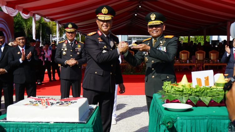 Polda Kalteng menerima hadiah tak terduga berupa nasi tumpeng dan kue ulang tahun dari Korem 102/Pjg. Momen penuh kebersamaan ini berlangsung usai upacara HUT Bhayangkara. Nasi tumpeng dan kue ulang tahun spesial ini diserahkan langsung oleh Dandrem 102/Pjg Brigjen TNI Wimoko, kepada Kapolda Kalteng Irjen Pol Iwan Kurniawan.
