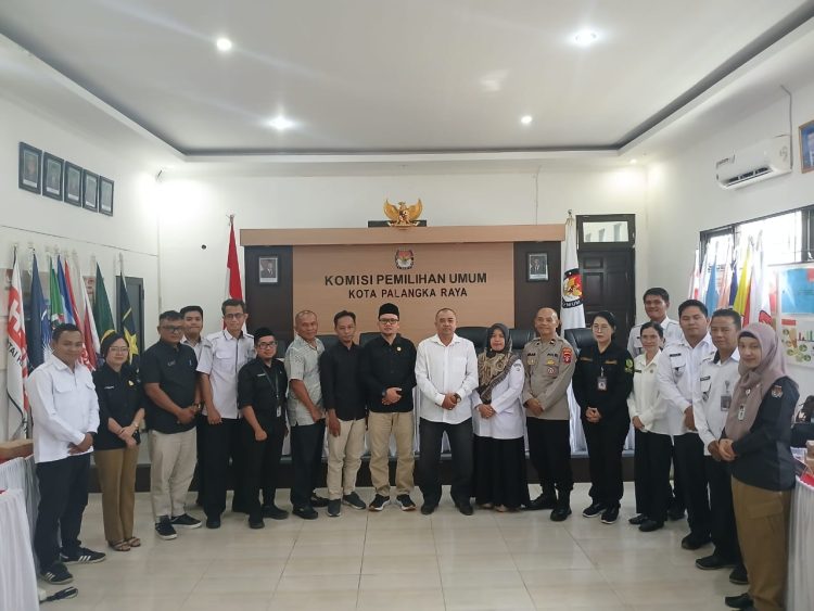 kehadiran Kasubbag Dalops Bagops Polresta Palangka Raya, Ipda Omar Rustafa, dalam kegiatan rapat pleno terbuka Pemutakhiran Data Pemilih Berkelanjutan (PDPB) Tahun 2025 Triwulan kedua, yang diselenggarakan oleh Komisi Pemilihan Umum (KPU) Kota Palangka Raya.