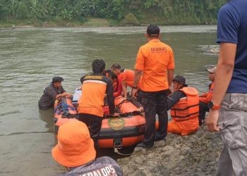 Polisi dari Polsek Bojongsari diterjunkan untuk membantu proses pencarian korban. Polisi bergabung dengan tim gabungan yang terdiri dari personel BPBD Purbalingga, TNI, SAR dan warga.