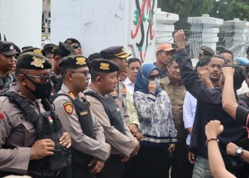 Polresta Palangka Raya melaksanakan kegiatan pengamanan terhadap aksi damai lanjutan yang digelar oleh Aliansi Tanah Air Melawan di depan Kantor DPRD Provinsi Kalimantan Tengah, Jalan S. Parman, Rabu (2/7/2025), mulai pukul 11.00 WIB hingga 16.00 WIB.