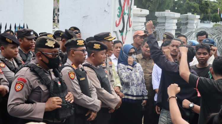 Polresta Palangka Raya melaksanakan kegiatan pengamanan terhadap aksi damai lanjutan yang digelar oleh Aliansi Tanah Air Melawan di depan Kantor DPRD Provinsi Kalimantan Tengah, Jalan S. Parman, Rabu (2/7/2025), mulai pukul 11.00 WIB hingga 16.00 WIB.